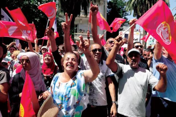 جانب من المظاهرات التي شهدتها شوارع العاصمة تونس أمس بمناسبة الإضراب العام (إ.ب.أ)