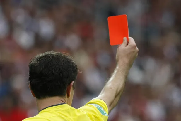 الحكم تعرض للهجوم من قبل اللاعبين والمشجعين لإبرازه بطاقة حمراء خلال المباراة (أرشيفية - أ.ب)