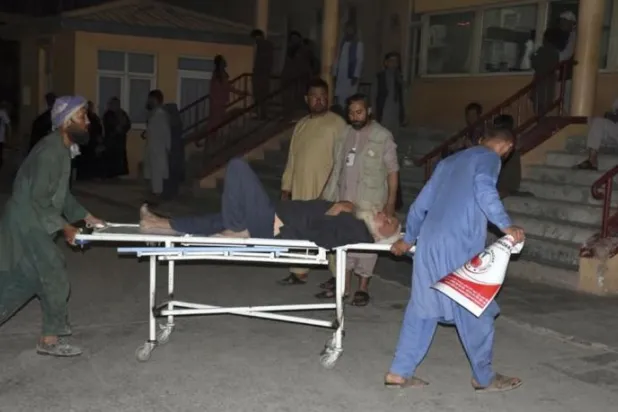 نقل جريح إلى مستشفى بعد تفجير في مزار الشريف يوم 25 مايو (أ.ف.ب)