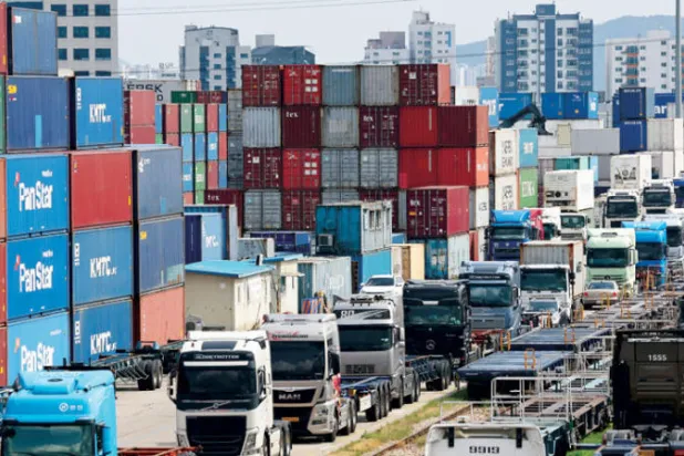 خفض «بنك أوف أميركا» توقعاته للنمو الصيني بسبب قيود مكافحة «كورونا» (إ.ب.أ)