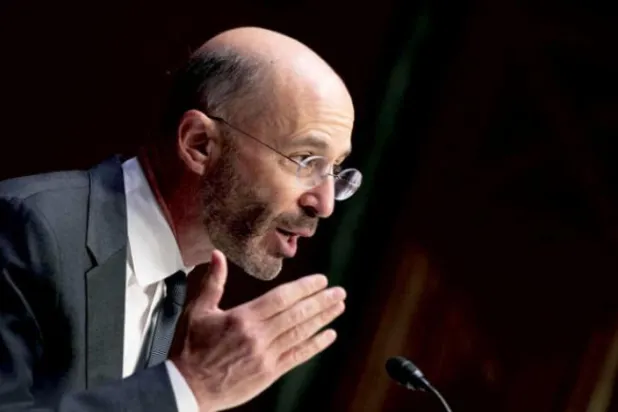 روب میلے گزشتہ ماہ سینیٹ کے سامنے بریفنگ دے رہے ہیں (ا ف ب)