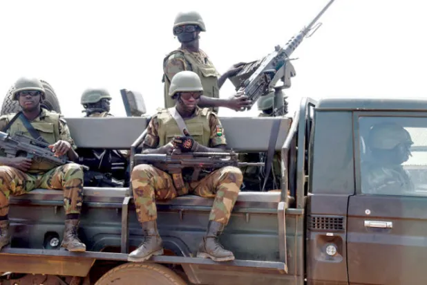 جنود توغو يقفون في حراسة أثناء قيامهم بدورية بشمال البلاد وتشتبه الحكومة أن المتطرفين المشتبه بهم قتلوا 8 جنود وجرحوا 13 آخرين قرب الحدود مع بوركينا فاسو في أول «هجوم إرهابي» مميت (أ.ف.ب)