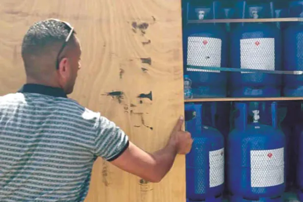 جانب من شحنة غاز بروميد السام بعد ضبطها بأحد الموانئ الليبية (مكتب النائب العام)