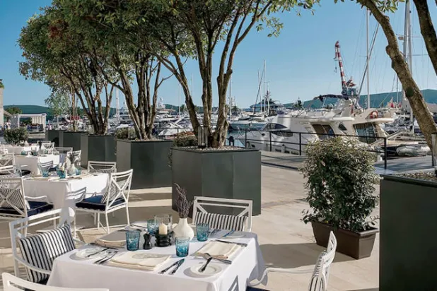 جلسات خارجية مطلة على خليج بوكا