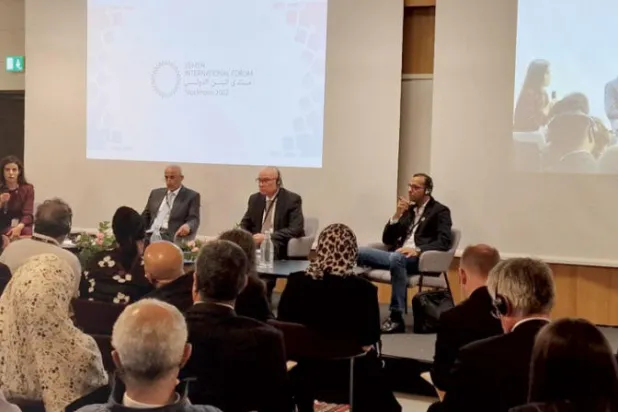 جانب من جلسة تحدث خلالها سرحان المنيخر وحميد المعني وتيم ليندركينغ ضمن فعاليات منتدى استوكهولم (الشرق الأوسط)