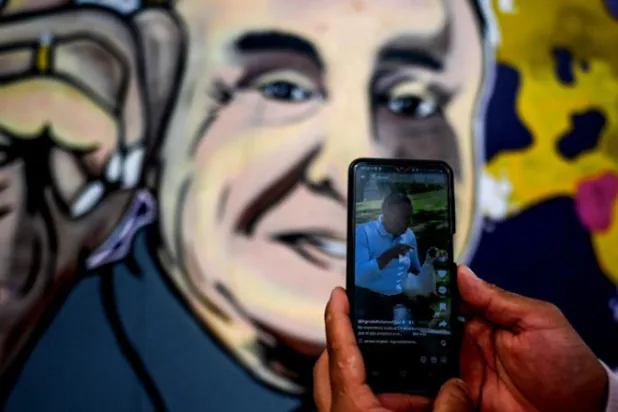 الرئيس الكولومبي اطلق حملة ضد الفساد استعمل فيها المداعبة وروح النكتة بنجاح على تيك توك خلال المنافسة الرئآسية(ا.ف.ب)