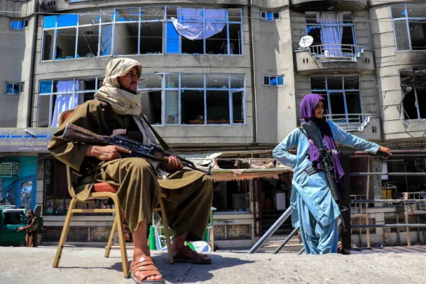 مقاتلان من طالبان يحرسان المعبد بعد تعرجه لهجوم(ا.ب.أ)