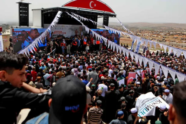 وزير الداخلية التركي سليمان صويلو خلال زيارة لتدشين وحدات سكنية للنازحين السوريين قرب سرمدا بمحافظة إدلب في 3 مايو الماضي (أ.ف.ب)