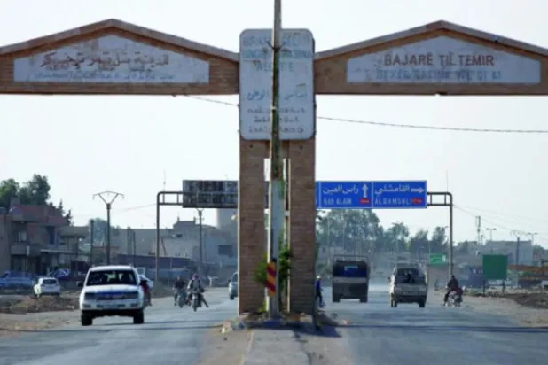 10 جون کے دن حسکہ کے دیہی علاقوں میں "سیرین ڈیموکریٹک فورسز" کے زیر کنٹرول قصبے تل تمر کے داخلی راستہ کو دیکھا جا سکتا ہے (رائٹرز)