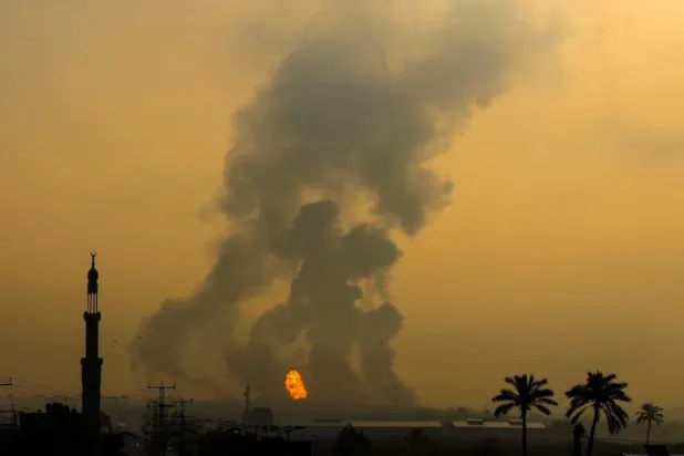 الدخان يتصاعد بعد ضربة جوية إسرائيلية على غزة (أ.ف.ب)