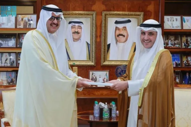 سفير خادم الحرمين لدى الكويت يسلم رسالة خادم الحرمين لوزير الخارجية الكويتي (واس)
