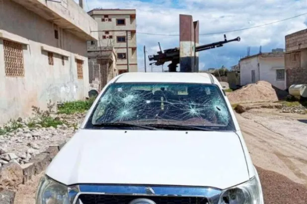 Dera'nın kuzeyindeki Casim ilçesinde son zamanlarda sık sık yaşanan çatışmalardan biri sonucunda bir otomobilde meydana gelen hasar (Sosyal medya kullanıcıları tarafından paylaşılan bir fotoğraf)