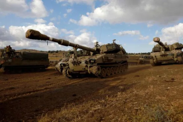 İsrail’in 13 Haziran’da işgal altındaki Golan Tepeleri’nde yaptığı askeri tatbikattan bir kare (AFP)