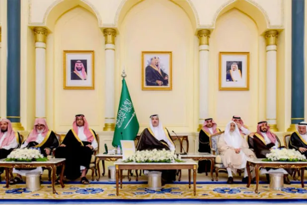 أمير المدينة المنورة وكبار المسؤولين خلال حفل تكريم الراحل الشيخ الشنقيطي (الشرق الأوسط)