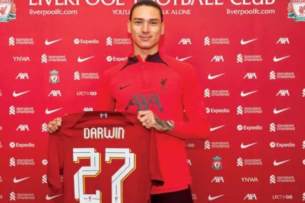 نونيز يستعرض قميص ليفربول رقم 27 لدى تقديمه للجماهير (غيتي)