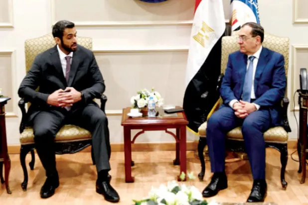 وزير البترول المصري طارق الملا خلال استقباله منصور آل حامد الرئيس التنفيذي لشركة مبادلة الإماراتية (الشرق الأوسط)