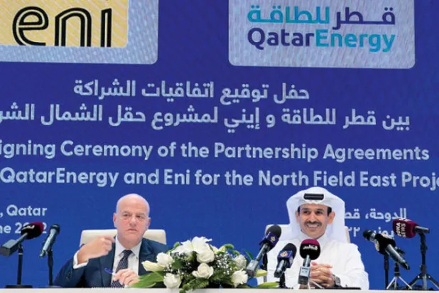 جانب من المؤتمر الصحافي الذي عُقد أمس للإعلان عن اختيار قطر «إيني» الإيطالية للمشاركة في مشروع غاز عملاق (رويترز)