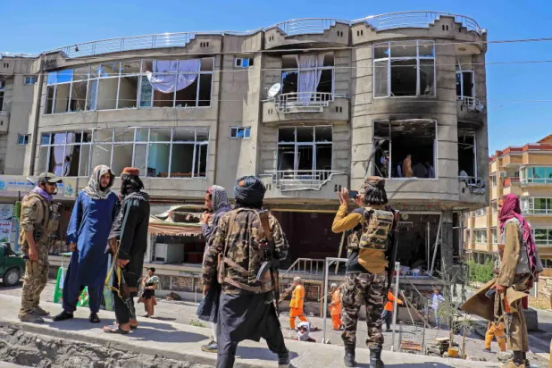 عناصر مسحلة من «طالبان» يقفون بحراسة موقع انفجار أمام معبد السيخ في كابل (إ.ب.أ)