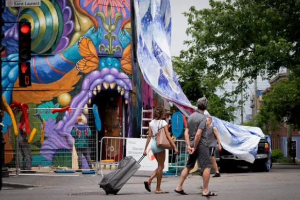 مخلوق غامض يعزف على البيانو في مونتريال (أ.ف.ب)