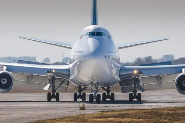 طائرة بوينغ 747 مملوكة لشركة «إمتراسور» التابعة لشركة «كونفياسا» المحتجزة قرب بوينس آيرس منذ 6 يونيو 2022 (أ.ف.ب)