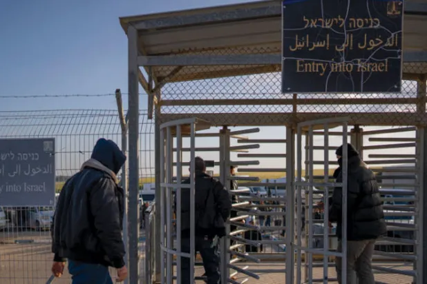 عمال فلسطينيون يدخلون إسرائيل من معبر إيريز شمال قطاع غزة في مارس (أ.ب)
