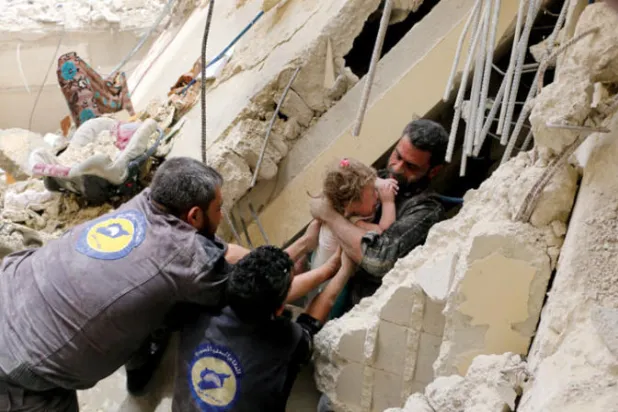 إنقاذ مدنيين عالقين بين الركام في إدلب بعد قصف للنظام عام 2019 (الخوذ البيضاء)