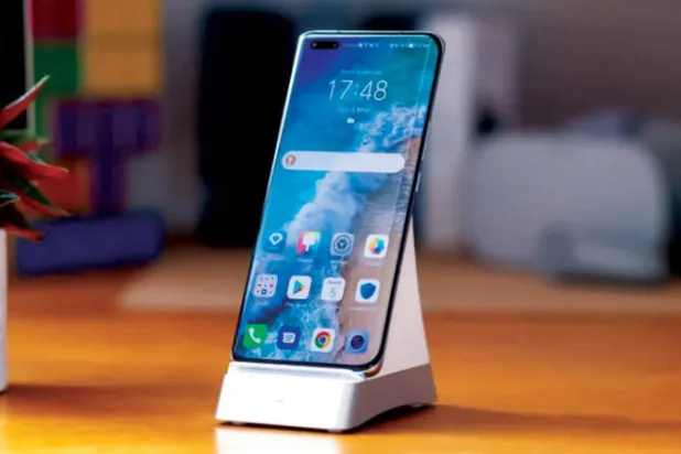 الهاتف يتمتع بسرعات شحن لاسلكية فائقة
