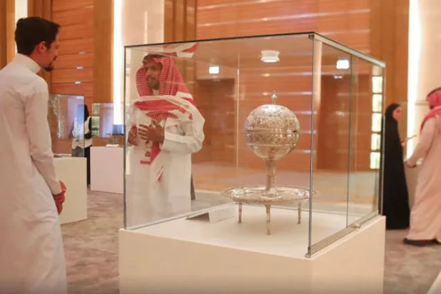 زوار في متحف مجمع الملك عبد العزيز للمكتبات الوقفية في المدينة المنورة (الشرق الأوسط)