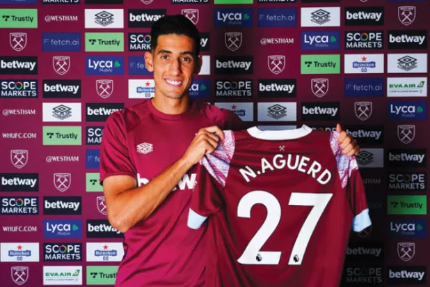 المغربي أكرد يستعرض قميص وستهام بعد إتمام تعاقده (غيتي)