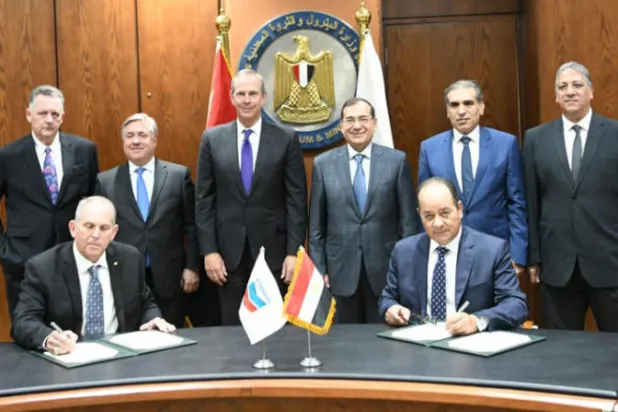 وزير البترول المصري طارق الملا ورئيس شيفرون مايك ويرث خلال توقيع مذكرة تفاهم في أنشطة نقل واستيراد وإسالة وتصدير الغاز (الشرق الأوسط)