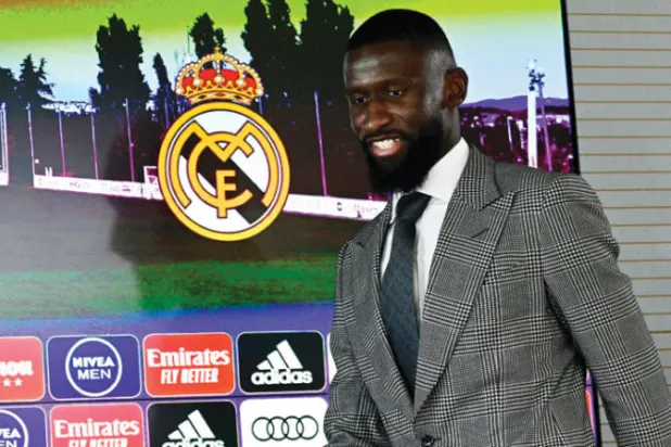 روديغر خلال تقديمه لجماهير الريال (أ.ف.ب)