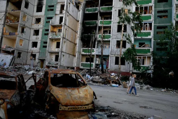 جانب من الدمار في شيرنيهيف شمال أوكرانيا (أ.ب)