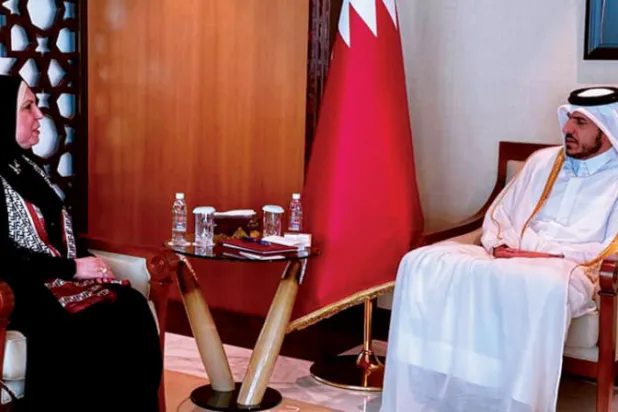 وزيرة التجارة والصناعة المصرية ونظيرها القطري في الدوحة أمس (الحكومة المصرية)