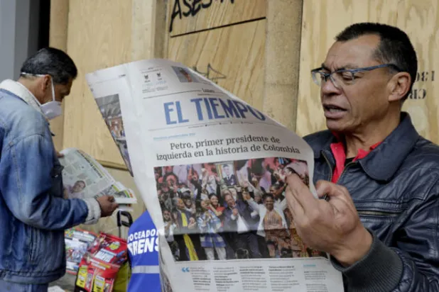 سكان كولومبيا يتابعون نبأ فوز سياسي يساري بالرئاسة (إ.ب.أ)