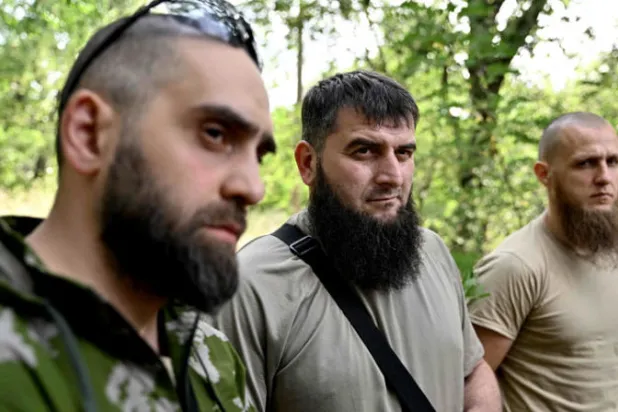 أعضاء شيشانيون في «كتيبة الشيخ منصور» يتحدثون للصحافة في زابوريجيا (أ.ف.ب)