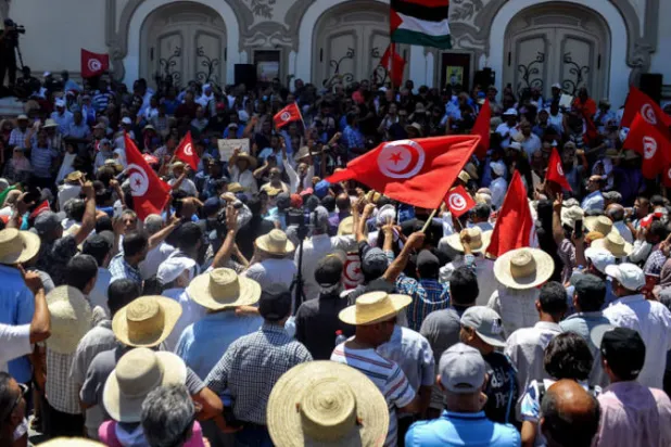 جانب من المظاهرات الرافضة للاستفتاء على الدستور الجديد وسط العاصمة (د.ب.أ)