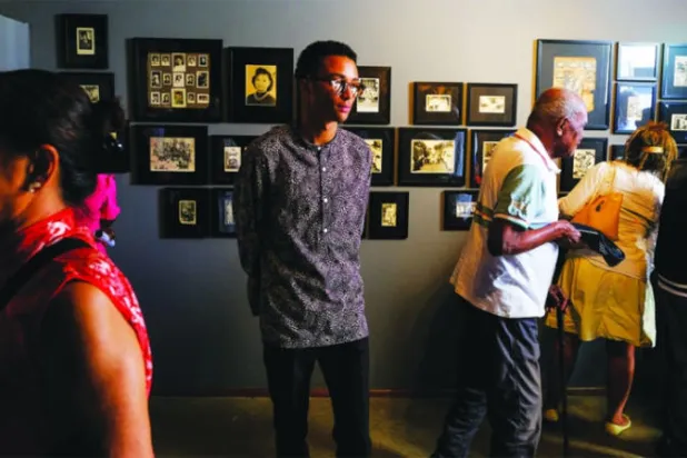 زائرو معرض الفنان توان أندرو نغوين بعنوان «شبح الأسلاف يصبحون» (نيويورك تايمز)