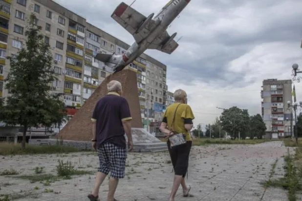 Doğu Ukrayna’da Luhansk bölgesinde sokakta yürüyen bir çift. (EPA) 