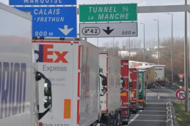 طابور من الشاحنات على الطريق السريعة بين دانكيرك وكاليه في فرنسا باتجاه نفق بحر المانش الذي يربط بين بريطانيا وفرنسا (أرشيفية - أ.ف.ب)