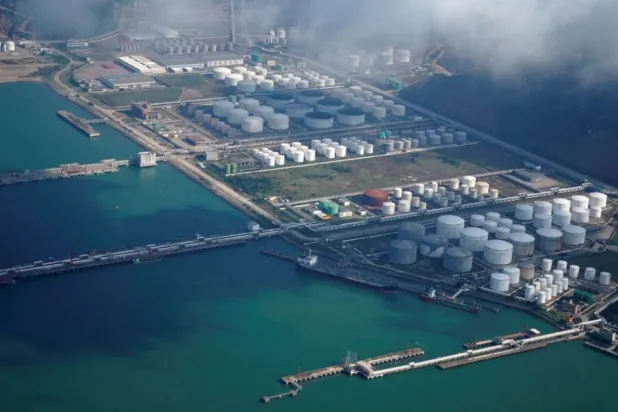 صهاريج النفط والغاز في مستودع بميناء تشوهاى(أرشيفية- رويترز)