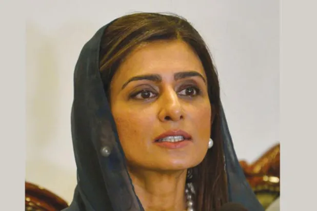 Pakistan Dışişleri Bakanı Hina Rabbani Khar, Berlin’deki FATF genel kurul toplantısından döndükten sonra basına açıklamada bulundu. (AFP)