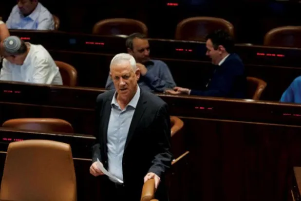 گانٹز کو 6 جون کے دن اسرائیلی کنیسٹ کے سامنے خطاب کرتے ہوئے دیکھا جا سکتا ہے (اے بی)