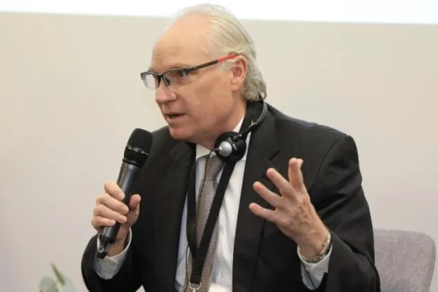 المبعوث الأميركي تيم ليندركينغ متحدثاً بـ«منتدى اليمن الدولي» في استوكهولم (مركز صنعاء للدراسات)