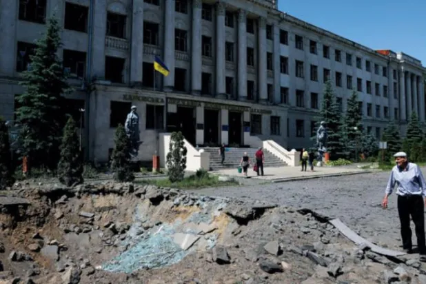 کل "خارکیو ویٹرنری اکیڈمی" تال پر ہوئی بمباری سے تباہی کے منظر کو دیکھا جا سکتا ہے  (رائٹرز)