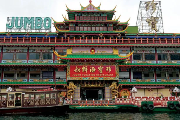 مطعم «جامبو» الشهير صمم تبعاً لنموذج القصر الإمبراطوري الصيني (أ.ب)