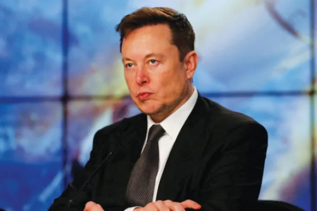 أكد إيلون ماسك أن خطوته للاستحواذ على تويتر تبقى معلقة بسبب أسئلة «هامة للغاية» (رويترز)