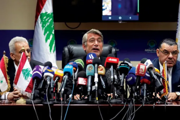 وزير الطاقة اللبناني يتوسط السفير المصري  وممثل عن السفير السوري بعد توقيع الاتفاق أمس (أ.ب)