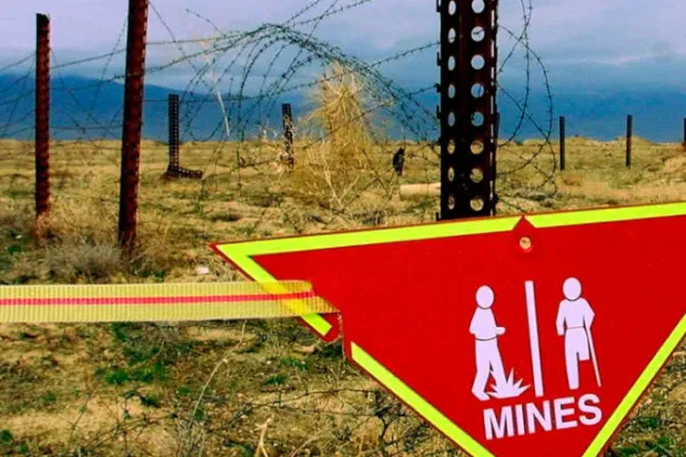 إشارة تحذير من ألغام في محيط قاعدة باغرام الجوية في أفغلنستان، في 22 مارس 2002 (أ ب)