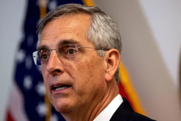 سكرتير ولاية جورجيا الجمهوري براد رافنسبرغر الذي استمعت إليه لجنة التحقيق في اقتحام الكابيتول (رويترز)