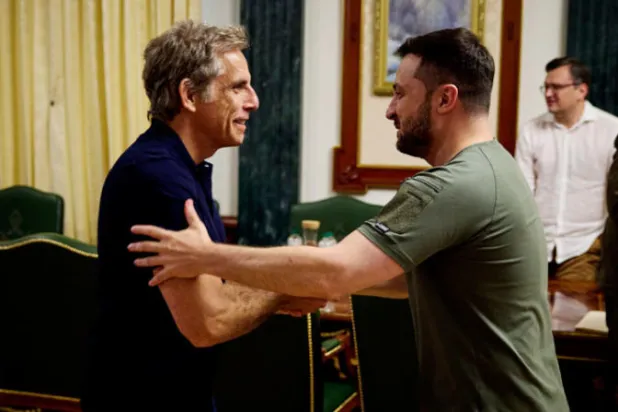 سفير الأمم المتحدة للنوايا الحسنة الممثل الأميركي بن ستيلر (يمين) مع لرئيس الأوكراني في كييف(ا.ب)